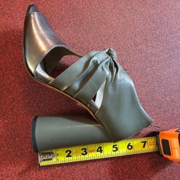 Donald J Pliner Bailey Knot Gunmetal Sandals Sz 9M Block Heel 4.5" Metallic - Picture 9 of 9